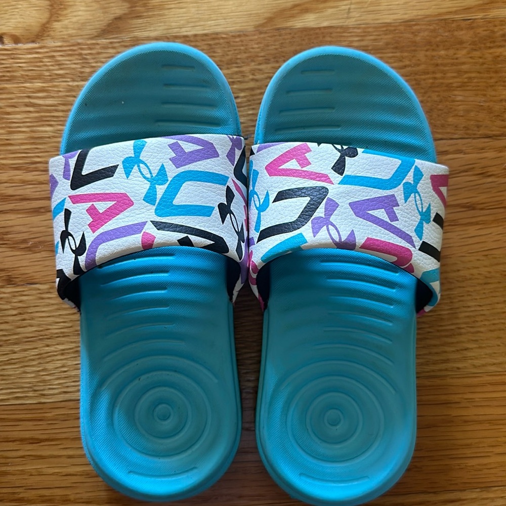Good condition kids Under Armour slides size 12